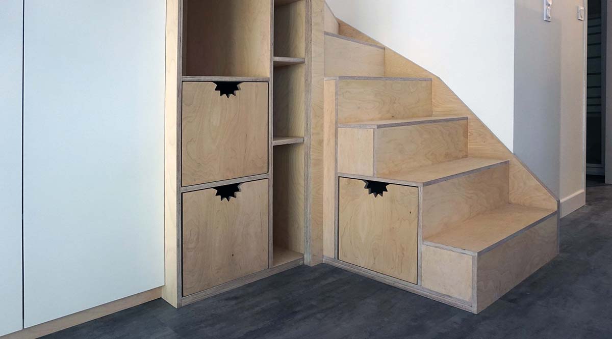 Menuiserie agencement  d'un escalier avec placard et niche déco en contreplaqué de Bouleau